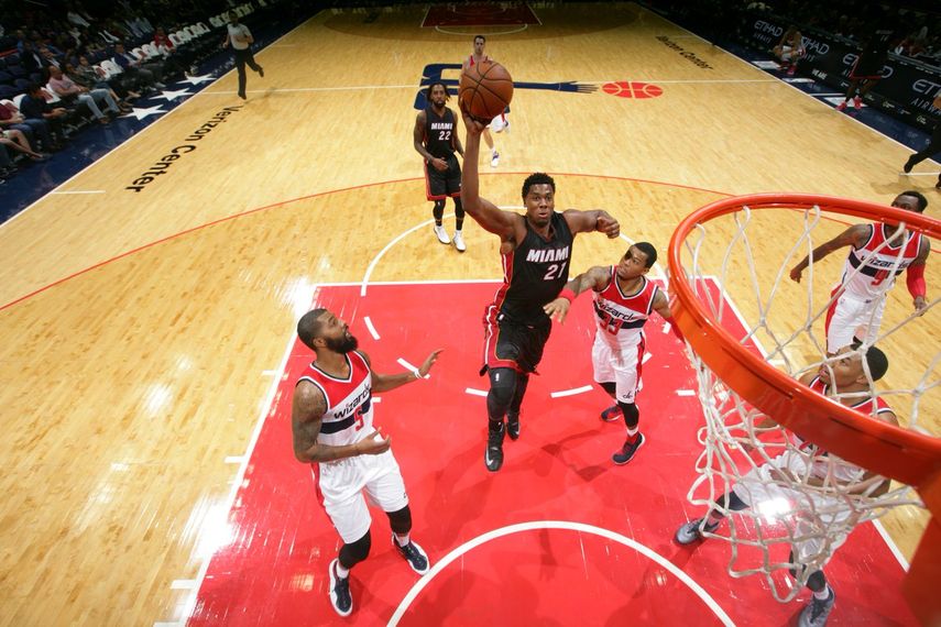 Whiteside logró el primer doble-doble de la pretemporada