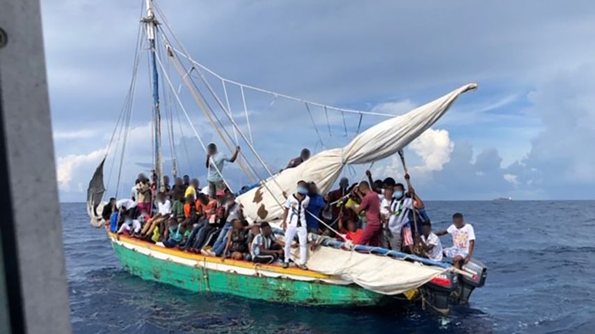 Haitianos interceptados por la Guardia Costera cerca de Miami.