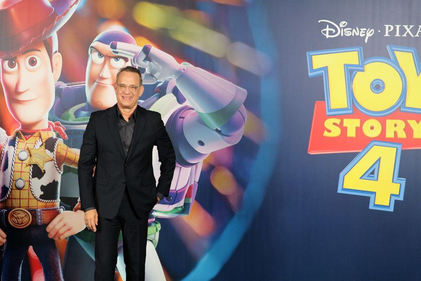 Para Hanks, ponerle voz a Toy Story ha sido un regalo que ha perdurado a lo largo de casi 30 años desde que en 1991 le propusieron dar vida al entrañable vaquero en su versión original en inglés.