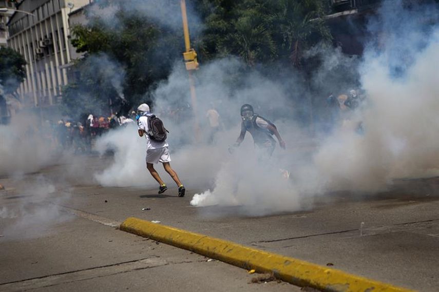 Manifestantes opositores se enfrentan con la Policía Nacional Bolivariana (PNB) en Caracas