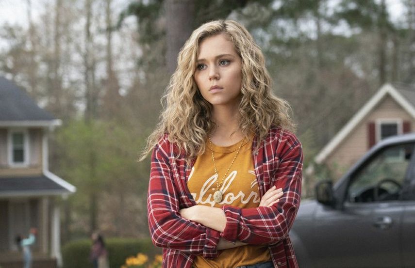 En esta imagen difundida por The CW, Brec Bassinger como Courtney Whitmore en una escena de la nueva serie Stargirl, basada en el personaje de DC Comics.&nbsp;