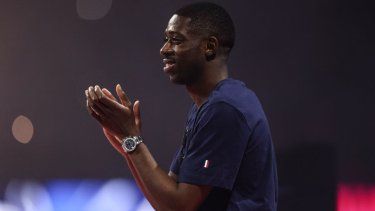 El atacante francés del PSG, Ousmane Dembélé, aplaude durante una ceremonia posterior a la victoria de su club en la Liga de Campeones, el 1 de junio de 2025.