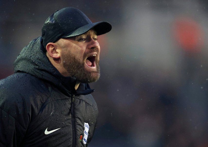 ARCHIVO - Foto del 4 de noviembre del 2023, el técnico del Birmingham Wayne Rooney da instrucciones en un encuentro. El martes 2 de enero del 2024, Birmingham despide a Roooney después de 15 partidos al frente del equipo.&nbsp;