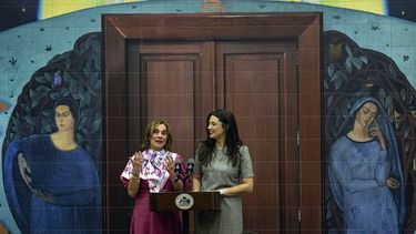 Beatriz Gutiérrez, esposa del presidente mexicano, Andrés Manuel López Obrador, habla junto a la primera dama de Chile, Irina Karamanos, en la develación de un mural en el Museo de la Educación Gabriela Mistral en honor a la poeta chilena galardonada con el Premio Nobel de Literatura, en Santiago.&nbsp;