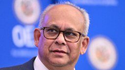 El Secretario General electo de la OEA, Albert Ramdin, observa durante una Asamblea General extraordinaria de la Organización de los Estados Americanos (OEA) para elegir al nuevo Secretario General, en la sede de la OEA en Washington, DC, el 10 de marzo de 2025. Ramdin, el nuevo Secretario General, servirá de 2025 a 2030.