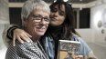 Camila Cabello posa con su abuela Mercedes Rodríguez, durante una entrevista con The Associated Press en Málaga, España, el 23 de marzo de 2023.