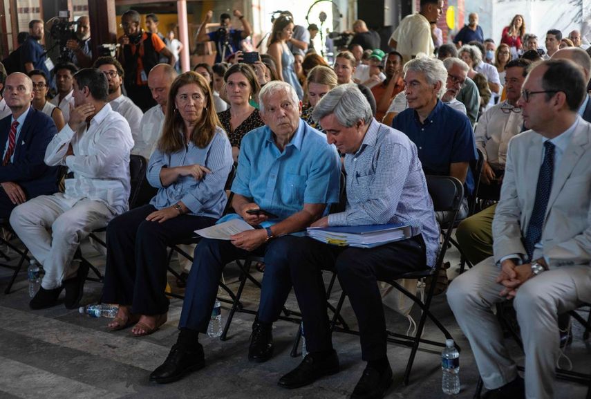 El Alto Representante de la Unión Europea para Asuntos Exteriores, Josep Borrell, en el centro, asiste a una reunión con empresarios cubanos en La Habana, Cuba, el jueves 25 de mayo de 2023. 