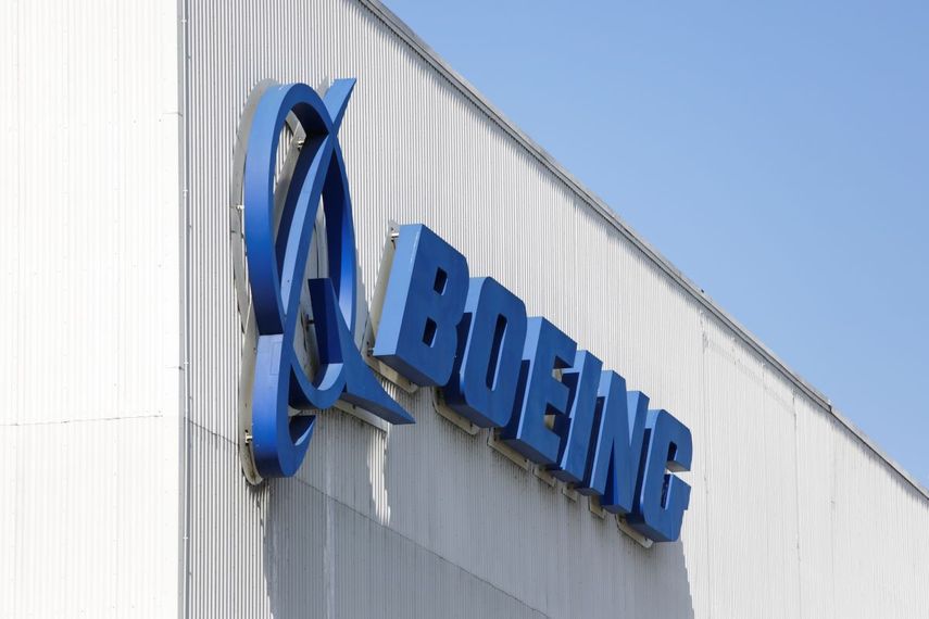 Logo de Boeing en una de sus plantas de ensamblaje.