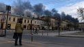El humo oscuro se eleva luego de un ataque aéreo en la ciudad de Lviv, en el oeste de Ucrania.