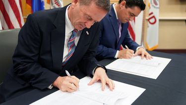 El administrador de USAID, Mark Green (izq.) y el embajador de Venezuela en EEUU, Carlos Vecchio, en el momento de la firma de&nbsp;un&nbsp;acuerdo.