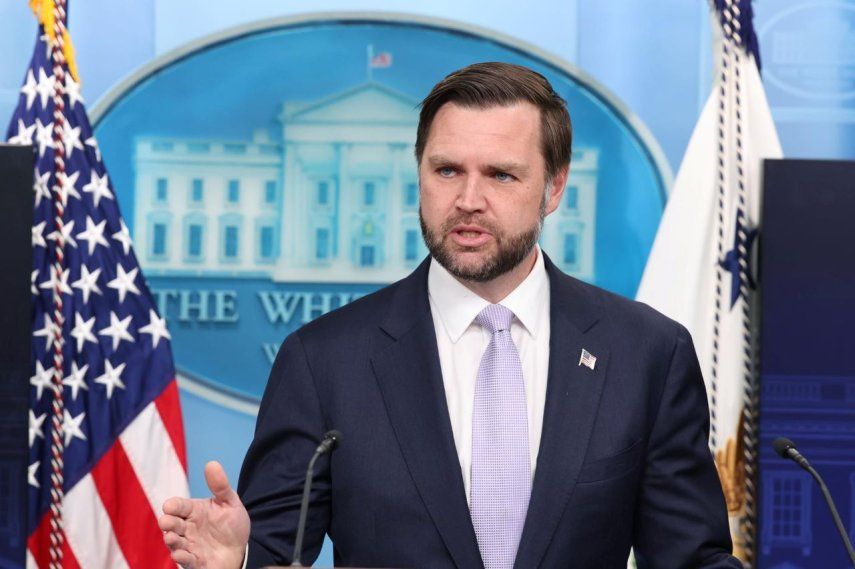 El vicepresidente de Estados Unidos, JD Vance, ofrece una rueda de prensa en la Sala de Conferencias de Prensa James S. Brady en la Casa Blanca en Washington, DC, el 19 de mayo de 2026.