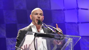 Pitbull se dirige al público tras aceptar el Icon Award, que otorga el Salón de la Fama de los Compositores Latinos. La ceremonia de la Musa Awards tuvo lugar en octubre, en Miami. 