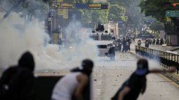 Manifestantes se enfrentan a la policía en las protestas contra los resultados de las elecciones que dieron por ganador a Nicolás Maduro, el día después de las votaciones en Caracas, Venezuela, el lunes 29 de julio de 2024.&nbsp;