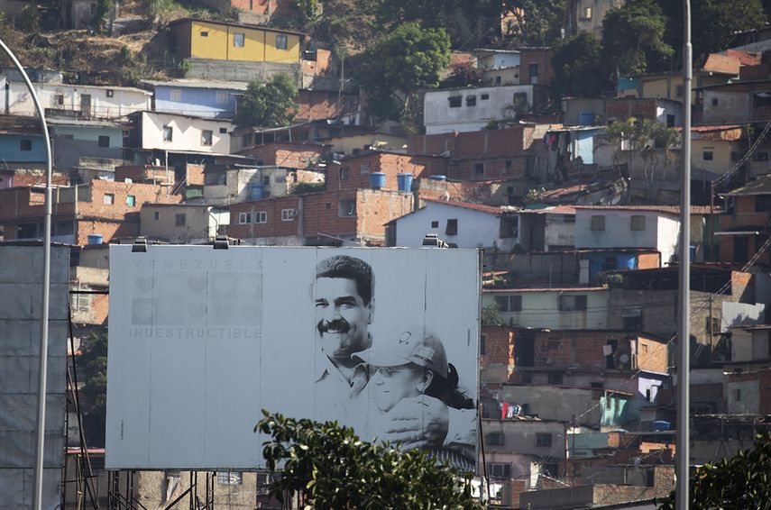 Imagen deterorada del dictador Nicolás Maduro y su esposa, Cilia Flores, en el barrio de Catia, en Caracas.