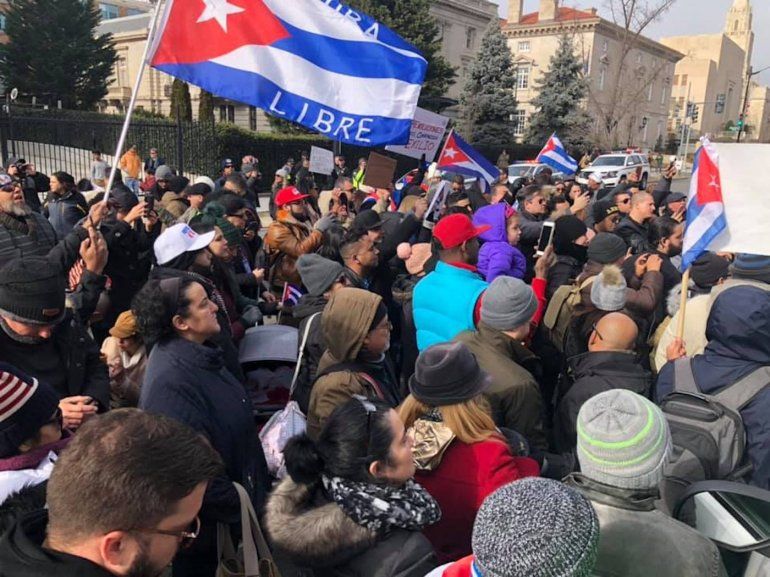 Protesta de prohibidos en Washington, un abrazo colectivo de cubanos de  todas partes