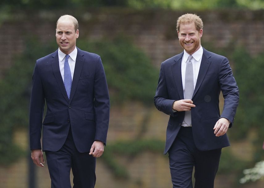 El príncipe William de Inglaterra, a la izquierda, y su hermano, el príncipe Harry, llegan para develar una estatua que encargaron de su madre, la princesa Diana. La corona ha criticado a la BBC por documental sobre Harry y William.