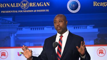 El senador estadounidense de Carolina del Sur, Tim Scott, habla durante el segundo debate de las primarias presidenciales republicanas en la Biblioteca Presidencial Ronald Reagan en Simi Valley, California, el 27 de septiembre de 2023. &nbsp;