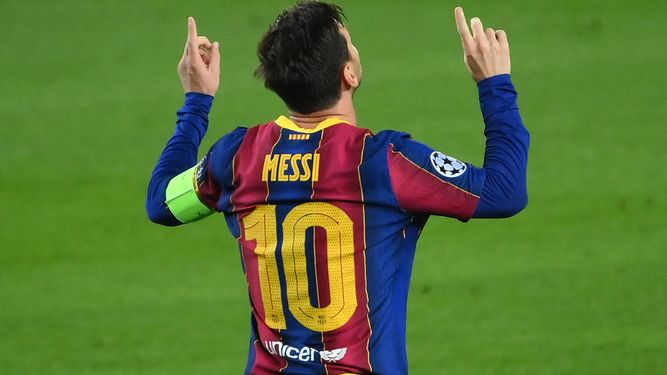 Lionel Messi, capitán del Barcelona, celebra tras convertir un gol de penal
