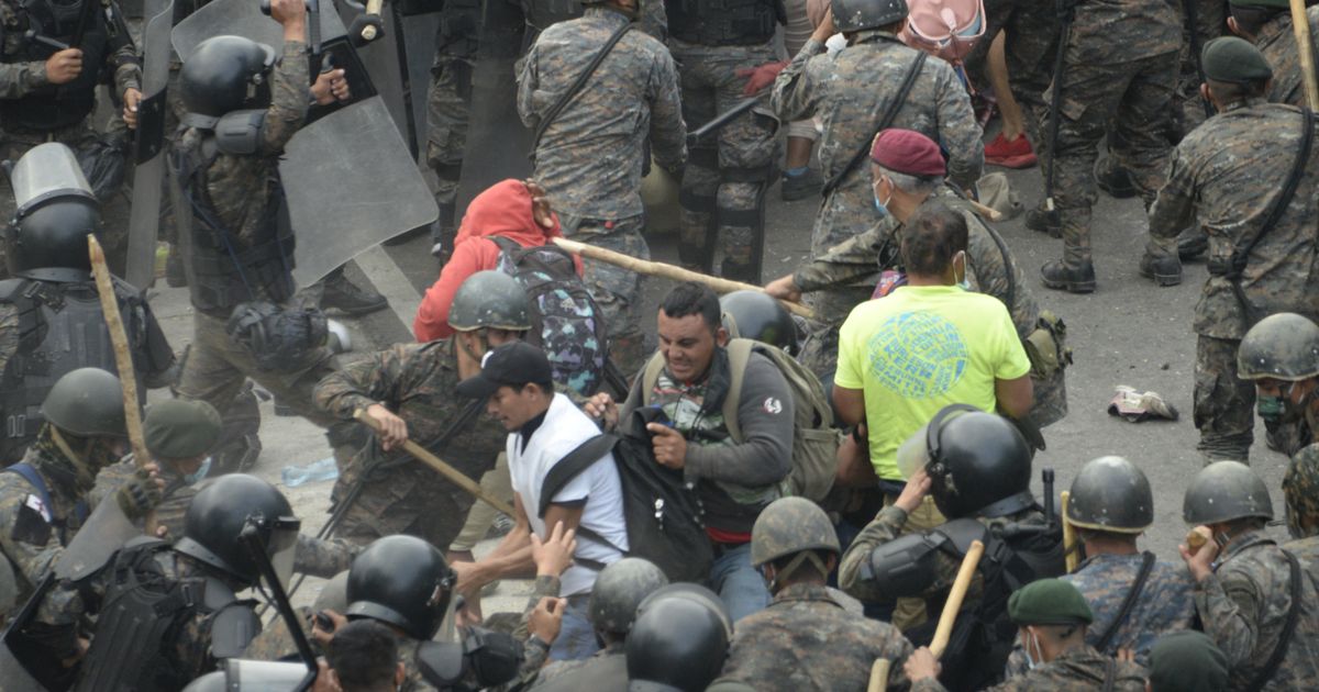 Guatemala frena caravana con gas lacrim geno y palos