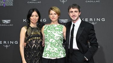 La cineasta china Chloe Zhao, la actriz irlandesa Jessie Buckley y el actor irlandés Paul Mescal, del equipo de Hamnet asisten a los Premios del Festival Internacional de Cine de Palm Springs, en California.&nbsp;