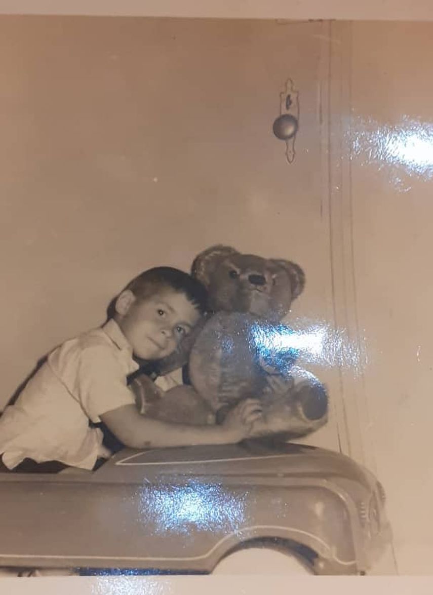 Mi tío Ernesto, de niño, junto a su osito de peluche.&nbsp;