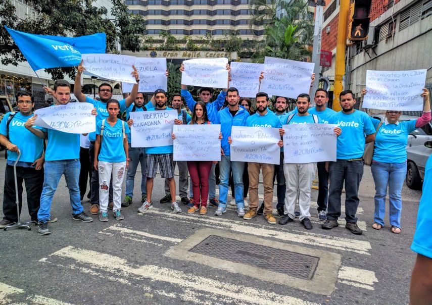 Algunos dirigentes de Vente Venezuela (VV) protestaron el sábado frente del Hotel Gran Meliá Caracas, lugar donde se realizaba el encuentro entre Gobierno y oposición