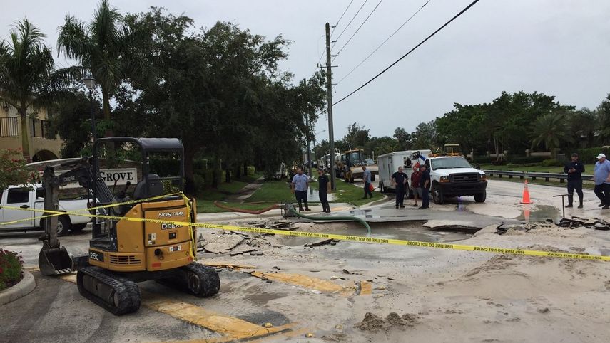 Este domingo 13 de mayo se mantenían los trabajos para reparar el socavón que se abrió a la entrada de una comunidad en Cooper City, Broward.