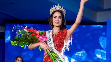 Visiblemente emocionada, Marianela Ancheta saluda tras ser coronada Miss Cuba 2024.