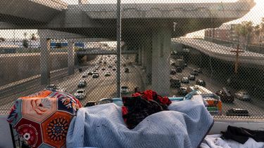 Un campamento de desamparados es visto en un puente sobre la autopista CA-110 en Los Ángeles.