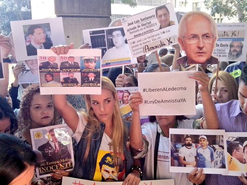 La esposa del preso de conciencia Leopoldo López, Lilian Tintori, acompañada por Antonieta Mendoza de López y familiares de los 75 presos políticos exhortaron al Defensor del Pueblo, Tarek William Saab a garantizar los derechos fundamentales de los pre