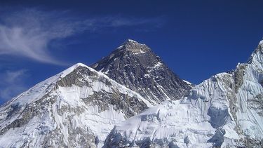 Tres alpinistas desaparecidos tras avalancha en el Everest