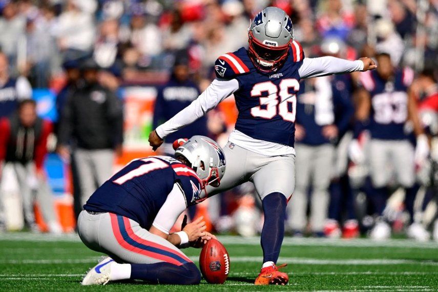 El venezolano Andy Borregales (36), de los Patriots de Nueva Inglaterra, patea un gol de campo durante un partido, el 26 de octubre de 2025.