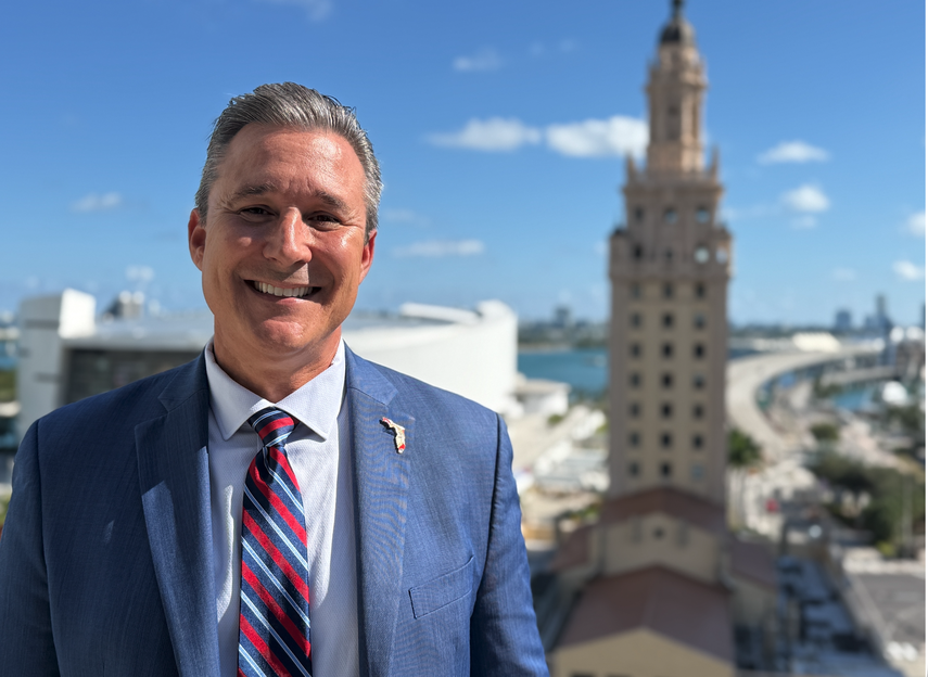 René García, comisionado de Miami-Dade, insta a Washington a frenar deportaciones retroactivas.&nbsp;