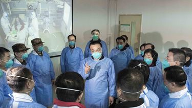 El primer ministro chino Li Keqiang (al centro) habla con médicos en el hospital Jinyintan en Wuhan, China. 