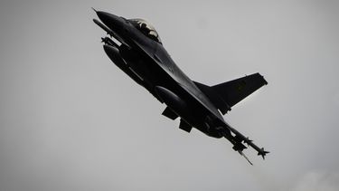 En esta imagen tomada el domingo 4 de agosto de 2024, un avión de combate F-16 de la Fuerza Aérea de Ucrania vuela en un lugar no identificado en Ucrania
