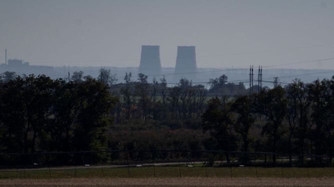 Vista de la planta nuclear de Zaporiyia desde 20 kilómetros de distancia en una zona de la región deDnipropetrovsk, Ucrania.