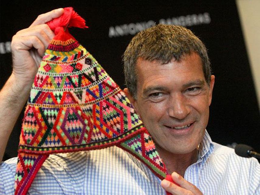 Antonio Banderas muestra uno de los tradicionales atuendos que se usan en territorio Inca. (Facebook)