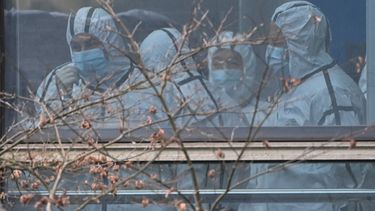 Los miembros del equipo de la Organización Mundial de la Salud (OMS) que investigan los orígenes del coronavirus COVID-19, en Wuhan, China. Usan equipo de protección durante su visita al Centro Hubei para el control y la prevención de enfermedades animales en Wuhan, provincia central de Hubei en China, el 2 de febrero de 2021.&nbsp;