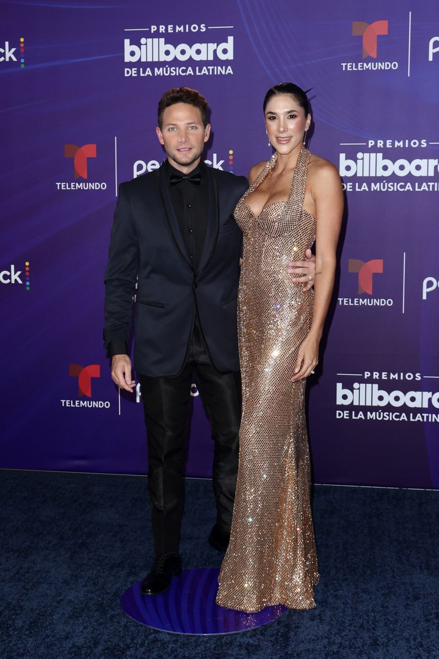 El actor y modelo Gabriel Coronel y Daniela Ospina asisten a los Premios Latin Billboard 2025 en el James L. Knight Center el 23 de octubre de 2025 en Miami, Florida.