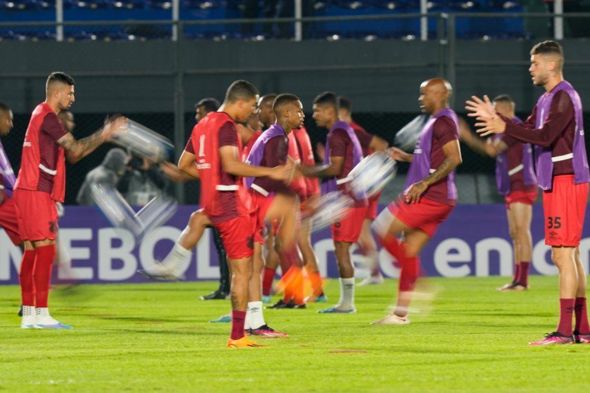 Jugadores del Athlético Paranaense calientan antes de un partido de la Copa Libertadores ante Libertad de Paraguay, el jueves 4 de mayo de 2023, en Asunción&nbsp;