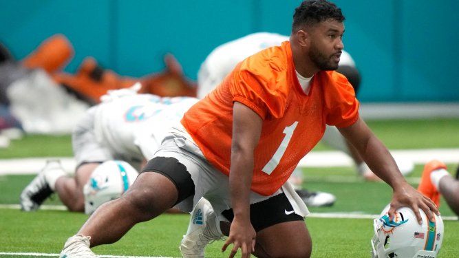 El mariscal de campo de los Dolphins de Miami, Tua Tagovailoa, se estira durante una práctica del equipo, el 6 de junio de 2023.