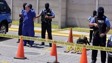 Edward Lacayo rodeado de agentes con rostro cubierto. Es uno de los presos políticos que se encuentran en las mazmorras del régimen de Daniel Ortega. &nbsp;