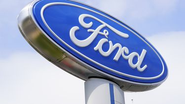El logo de Ford en un concesionario autorizado de ventas de la compañía.