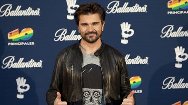 Juanes posa para los fotógrafos durante el photocall de los Premios 40 Principales en Madrid el 11 de diciembre de 2015.