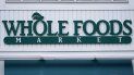 En esta imagen del miércoles 14 de julio de 2021, se ve el logo de una tienda Whole Foods Market en Cambridge, Massachusetts. En esta imagen del miércoles 14 de julio de 2021, se ve el logo de una tienda Whole Foods Market en Cambridge, Massachusetts.
