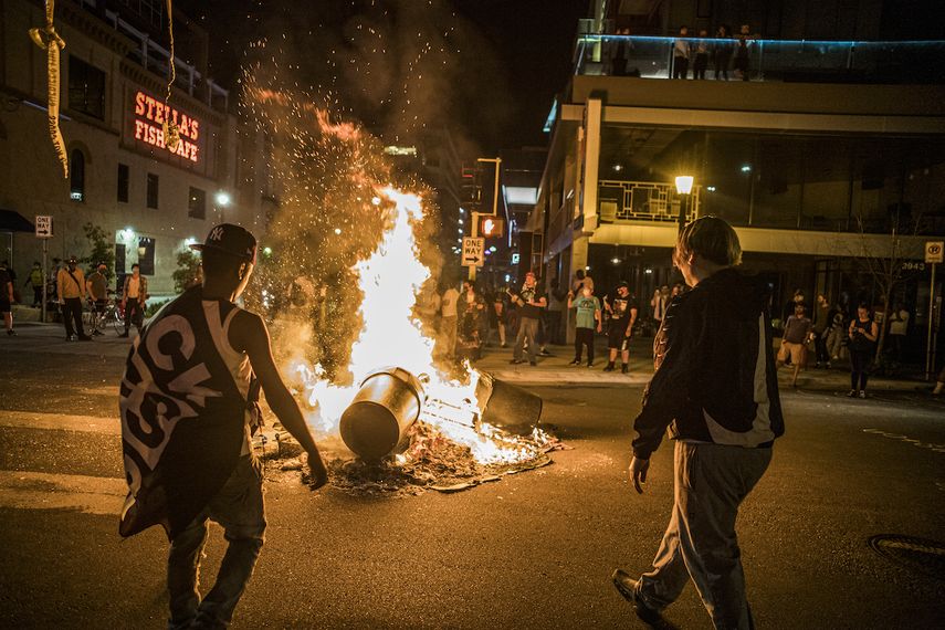 Manifestantes prenden fuego a una pila de basura tras la muerte a tiros a manos policiales de un individuo buscado por posesión ilegal de un arma de fuego el jueves, 3 de junio del 2021, en Minneapolis.&nbsp;