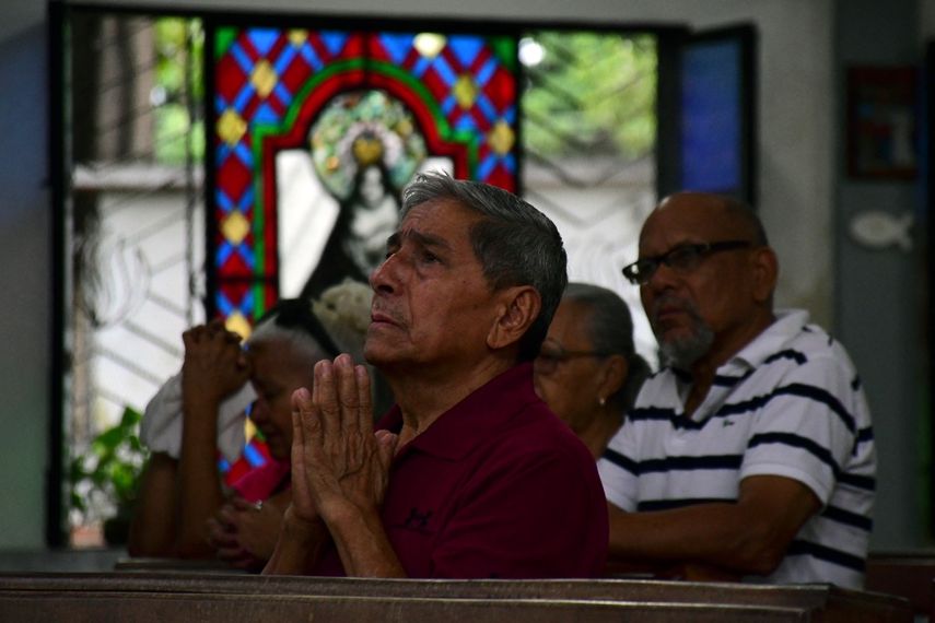 En Venezuela, personas en Valencia y otras ciudades oran ante el miedo a los sismos.&nbsp;