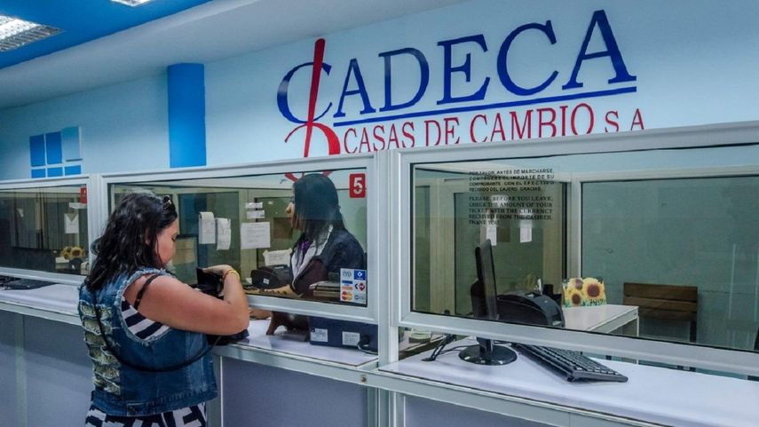 Una mujer hace una transacción para la compra de dólares en la estatal Casa de Cambios (CADECA).