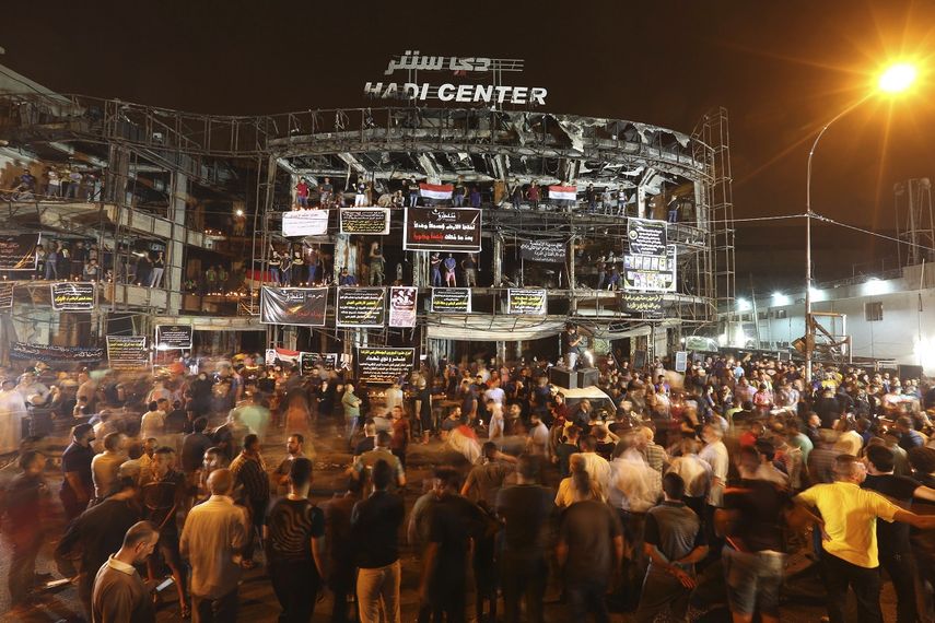 En imagen de archivo del 4 de julio de 2016, una multitud se congrega en el lugar donde se registró un ataque con coche bomba en un distrito comercial ajetreado del distrito adinerado de Karada, en Bagdad, Irak.&nbsp;