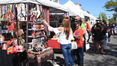 La feria cuenta con kioscos que ofrecen una amplia gama de productos para los asistentes.&nbsp;